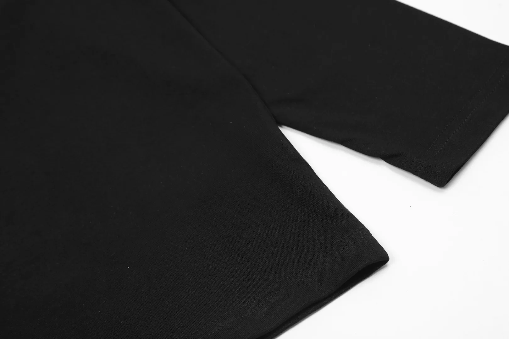 "Classic long sleeves" vivienne west wood Vivienne Saturn classic versatile long sleeves Simple and fashionable, very practical to wear inside and outside. The top hot model in 2024. No need to say more. Open the details directly. Correct accessories for the entire series. Every detail is completely restored. Straightforward to full. Size: s m l Color: black white gray